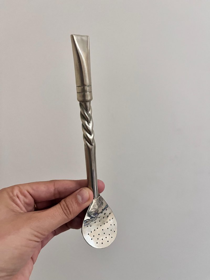 Un bombillo recto en alpaca y grabado a mano para beber y filtrar la yerba mate