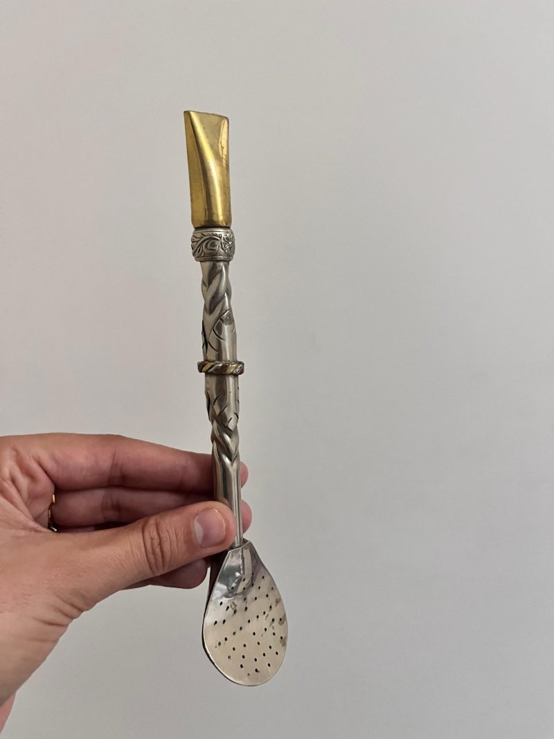 Un grand bombillon droit, decoré à la main par un artisan Argentin