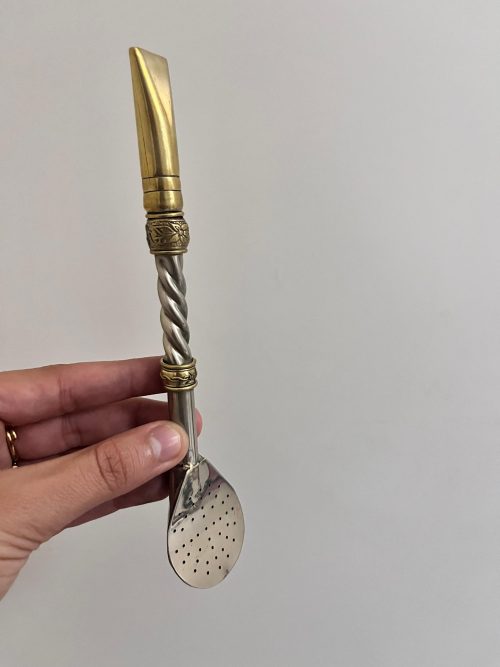 Un bombillon en alpaca droit et deux virola en bronze. Gravure à la main. Sert à boire et filtrer l'herbe à maté