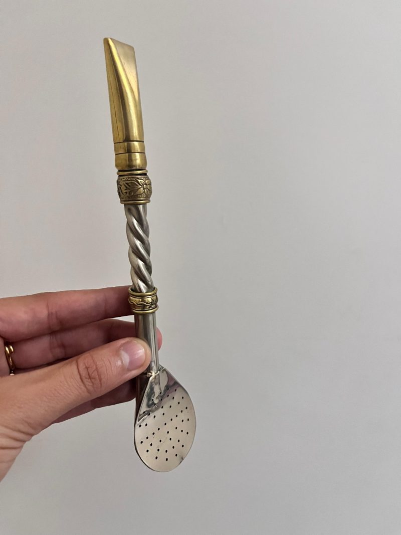 Un bombillon en alpaca droit et deux virola en bronze. Gravure à la main. Sert à boire et filtrer l'herbe à maté