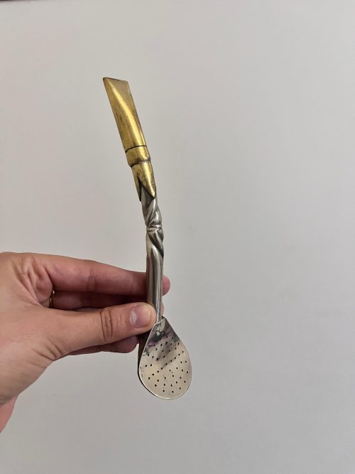 Un bombillo pico rey en alpaca y su boca en bronce. Modelo refinado fabricado y grabado a mano por un artesano argentino
