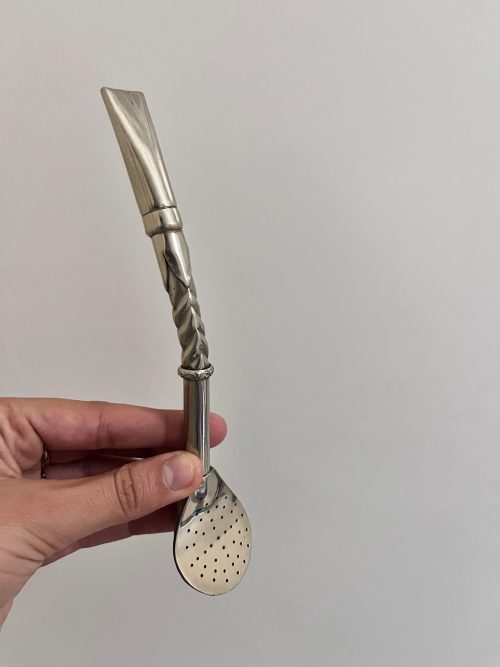 Un bombillon pico rey en alpaca. Modele raffiné fabriqué et gravé à la main par un artisan Argentin