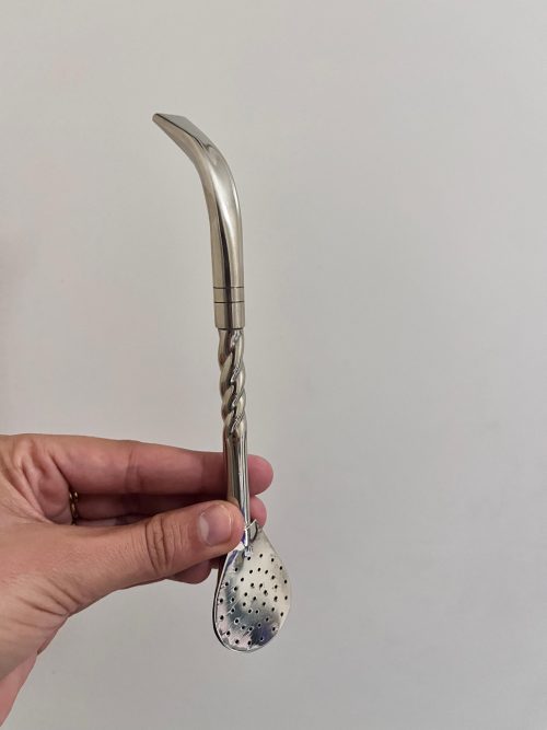 Une bombilla pico de loro en alpaca gravée à la main qui sert à filtrer l'herbe à maté et boire l'infusion
