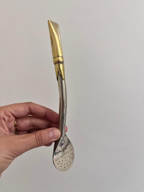 Un bombillo pico rey en alpaca y su boca en bronce. Modelo refinado fabricado a mano por un artesano argentino