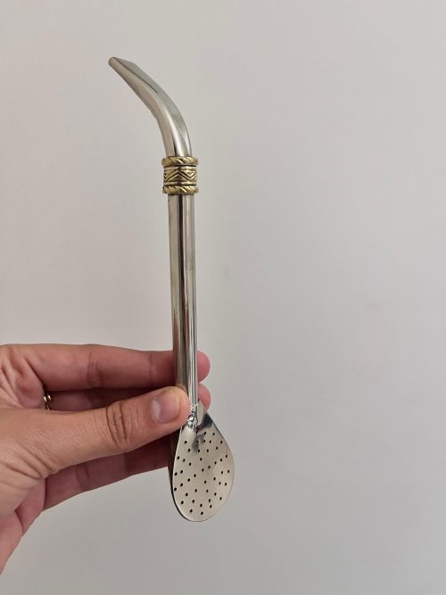 Un bombillon pico de loro en alpaca et décoré d'une virola en bronze qui sert à à filtrer l'herbe à maté et boire l'infusion