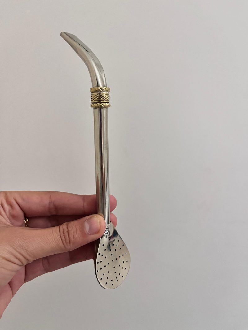 Un bombillon pico de loro en alpaca et décoré d'une virola en bronze qui sert à à filtrer l'herbe à maté et boire l'infusion