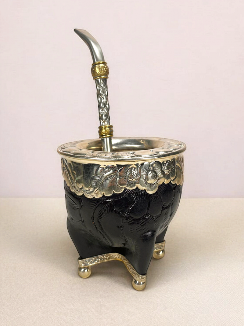 une calebasse à maté imperial. Modèle en cuir gravé et virola taillée à la main en alpaca