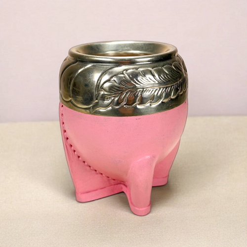 Artisanal maté calabash. Torpedo model. Extra thick calabash covered in pink leather. Virola in alpaca hand-engraved by an Argentinian craftsman.