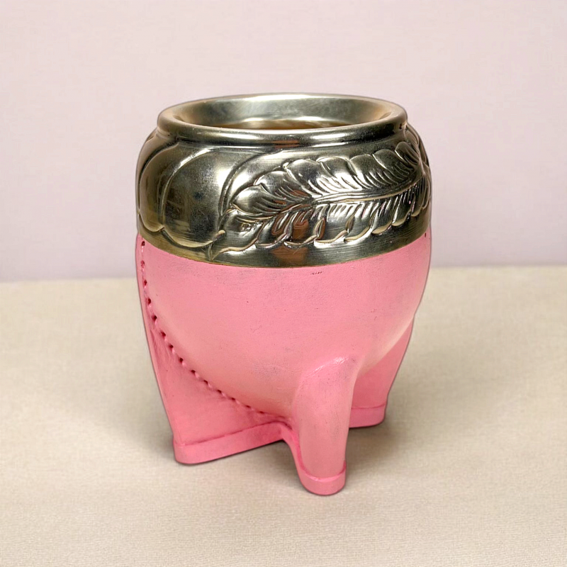 Calabaza de mate artesanal. Modelo torpedo. Calabaza extra gruesa forrada en cuero rosa. Virola en alpaca grabada a mano por un artesano argentino.