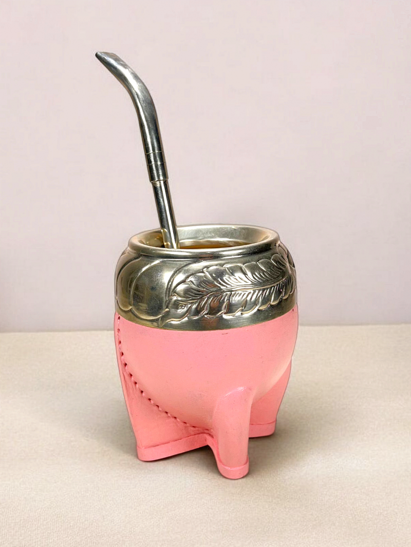 Calabaza de mate artesanal. Modelo torpedo. Calabaza extra gruesa forrada en cuero rosa. Virola en alpaca grabada a mano por un artesano argentino.