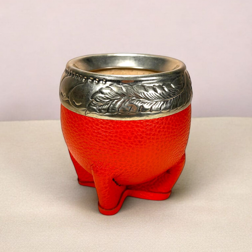 Artisanal maté calabash. Torpedo model. Extra thick calabash covered in double orange leather. Virola in alpaca hand-engraved by an Argentinian craftsman.