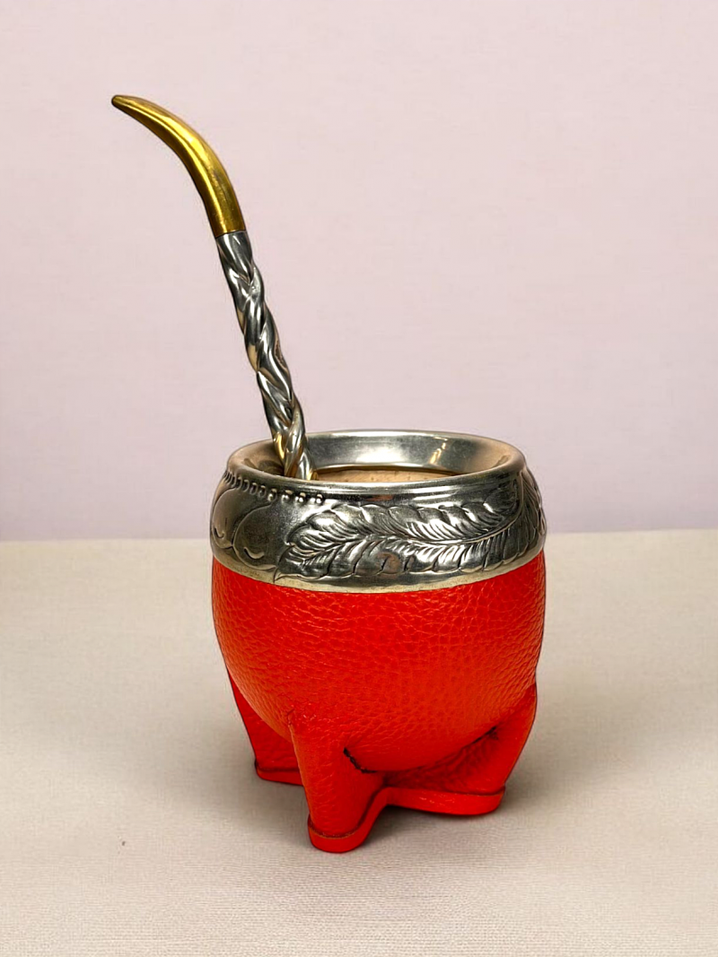 Calebasse à maté artisanale. Modèle torpédo. Calebasse extra épaisse recouverte d'un double cuir orange. Virola en alpaca gravée à la main par un artisan Argentin.