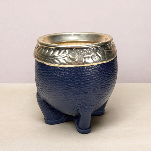 Artisanal maté calabash. Torpedo model. Extra thick calabash covered in double blue leather. Virola in alpaca hand-engraved by an Argentinian craftsman.