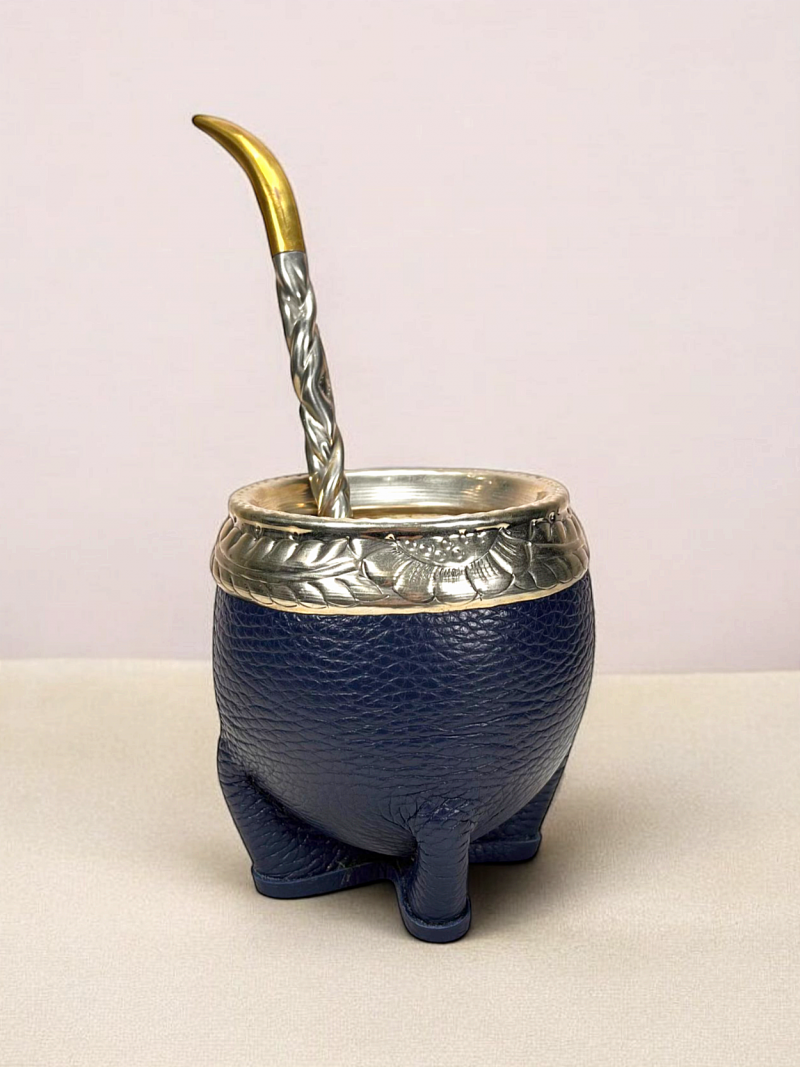 Mate de calabaza artesanal. Modelo torpedo. Calabaza extra gruesa forrada en doble cuero azul. Virola en alpaca grabada a mano por un artesano argentino.