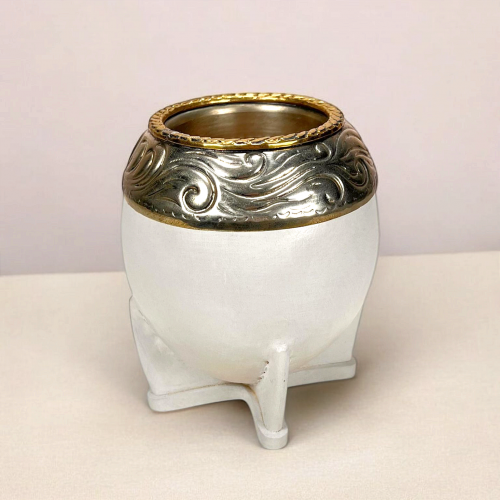 Handmade torpedo maté calabash. Hand-engraved alpaca and bronze virola. White dyed leather. Handmade in Uruguay.