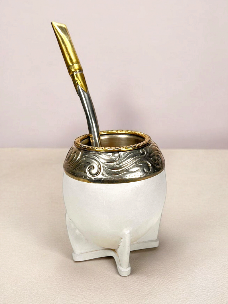 Mate de calabaza torpedo hecho a mano. Virola de alpaca y bronce grabada a mano. Cuero teñido blanco. Hecho a mano en Uruguay.
