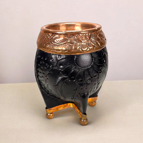 Handmade maté calabash. Torpedo model, Virola and hand-engraved copper base. Quality leather worked by an Argentinian craftsman.