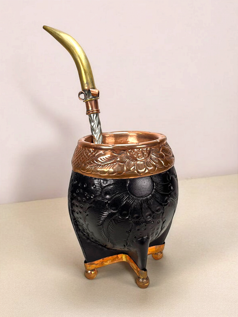 Calebasse à maté artisanal. Modèle torpédo, Virola et base en cuivre gravé à la main. Cuir de qualité travaillé par un artisan Argentin.