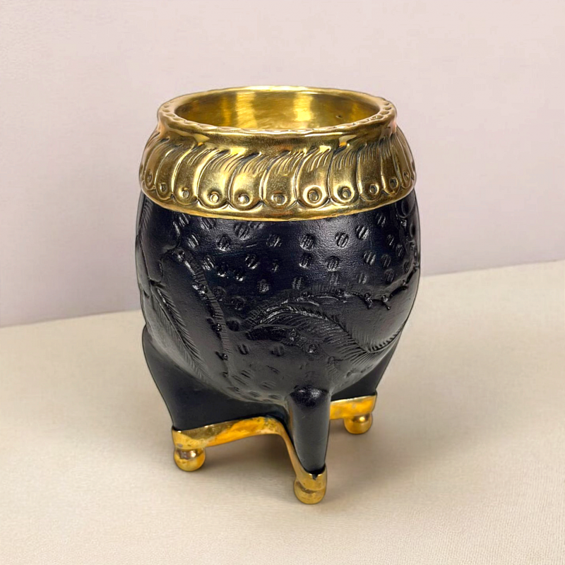Mate de calabaza hecho a mano. Modelo torpedo, Virola y base de bronce grabada a mano. Cuero de calidad trabajado por un artesano argentino.