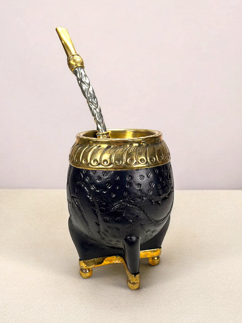 Mate de calabaza hecho a mano. Modelo torpedo, Virola y base de bronce grabada a mano. Cuero de calidad trabajado por un artesano argentino.