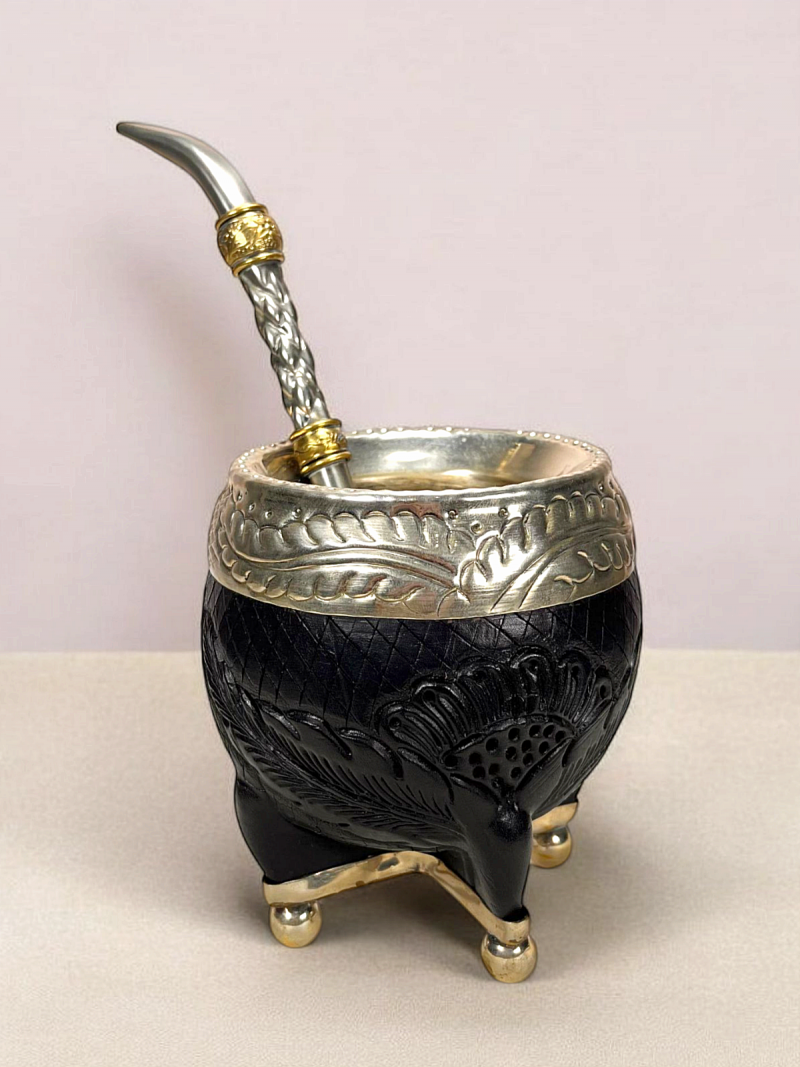 Calebasse à maté artisanal. Modèle torpédo, Virola et base en alpaca gravé à la main. Cuir de qualité travaillé par un artisan Argentin.
