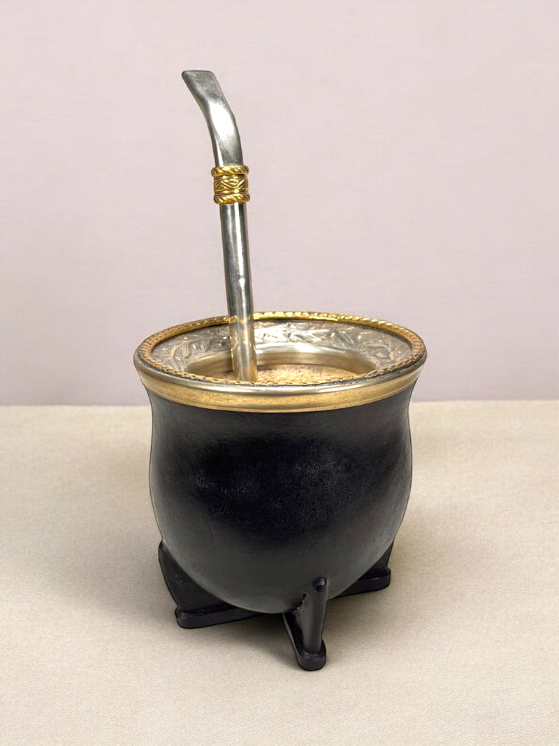une calebasse à maté fabriqué à la main par un artisan. Calebasse origine Bresil, cuir de vachette et virola en alpaca