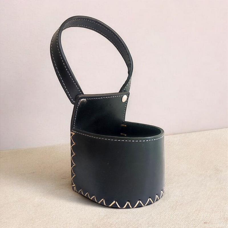 Un soporte para coche para una calabaza de mate en cuero negro.