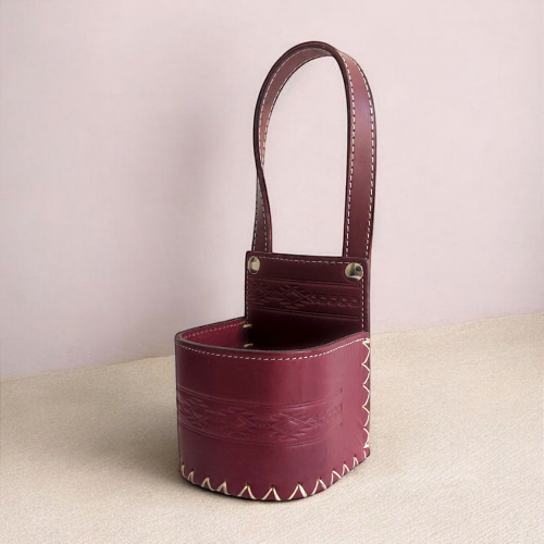 A car holder for a maté calabash in brown leather.