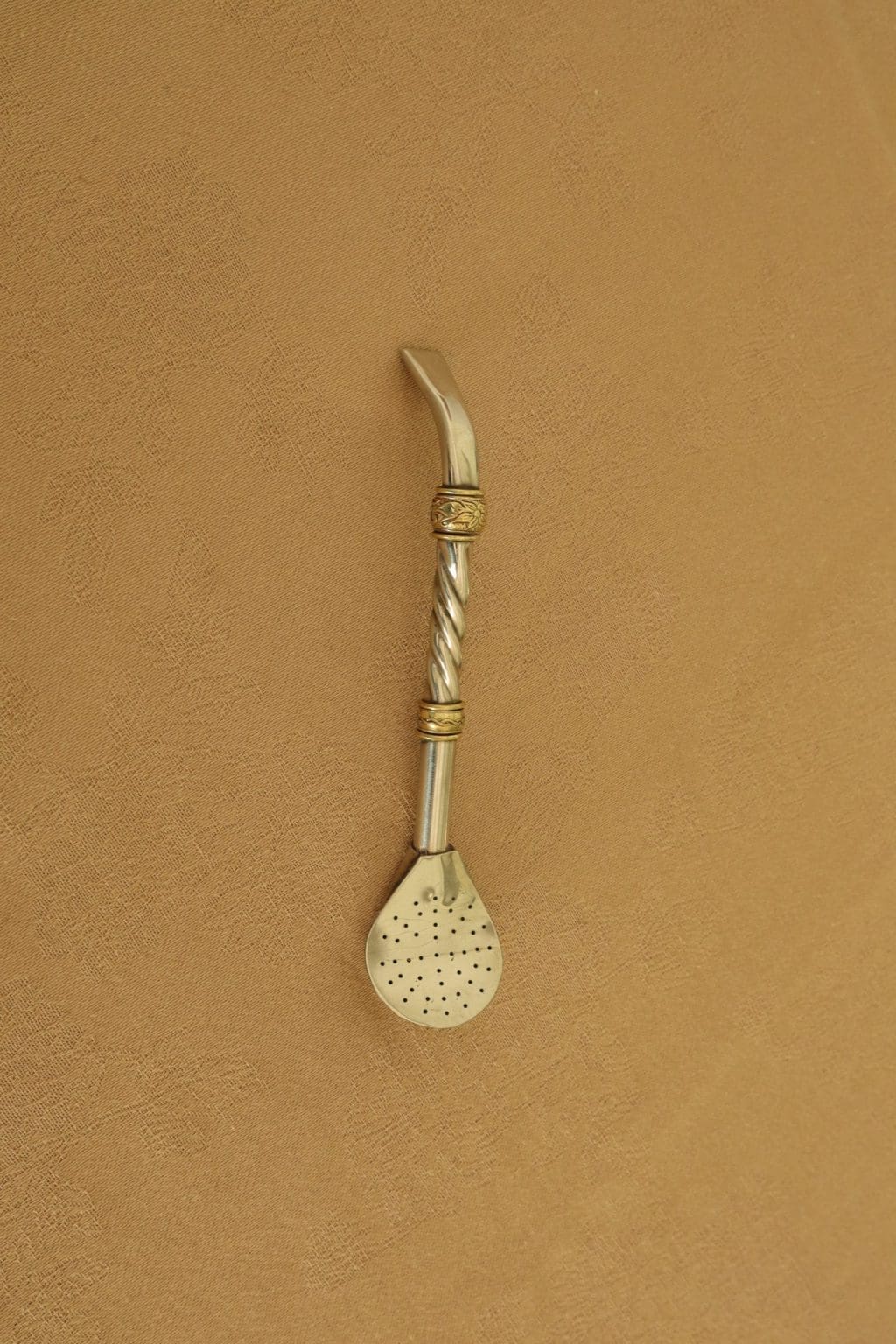 Bombillon pico curvo en alpaca et bronze gravé à la main par un artisan en Argentine