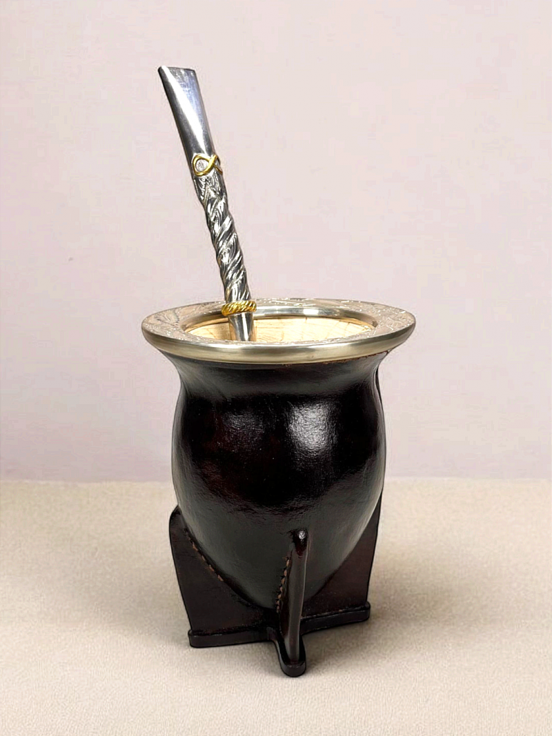 a maté calabash handmade by a craftsman. Calabash from Brazil, cowhide and alpaca virola