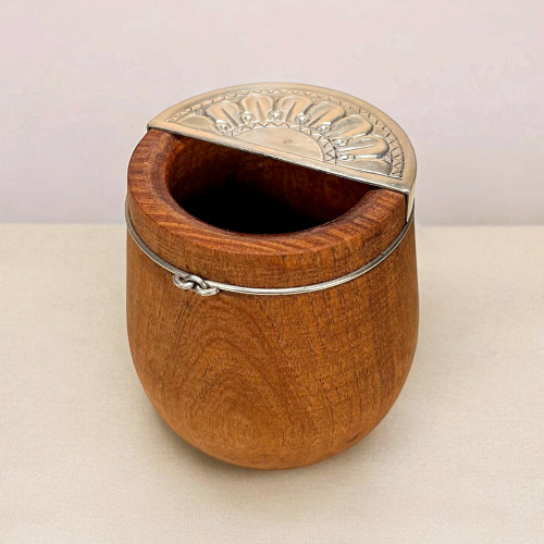 Small handmade wooden maté gourd. A rare model with a hand-engraved alpaca lid.