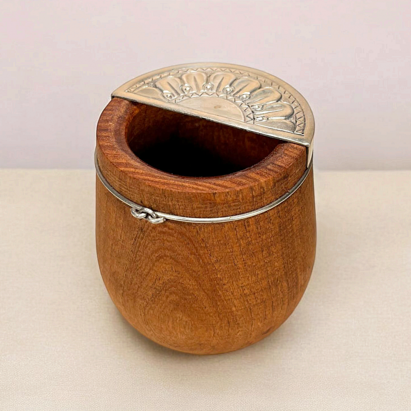 Petite calebasse à maté en bois artisanale. Modèle rare, surmonté d'un couvercle en alpaca gravé à la main.
