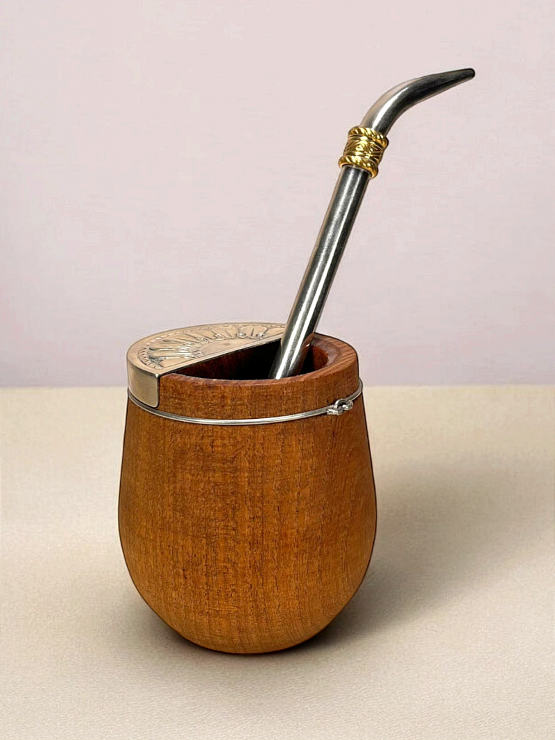 Petite calebasse à maté en bois artisanale. Modèle rare, surmonté d'un couvercle en alpaca gravé à la main.