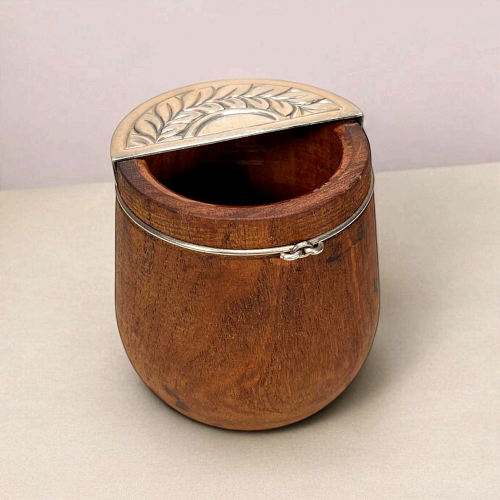 Small handmade wooden maté gourd. A rare model with a hand-engraved alpaca lid.