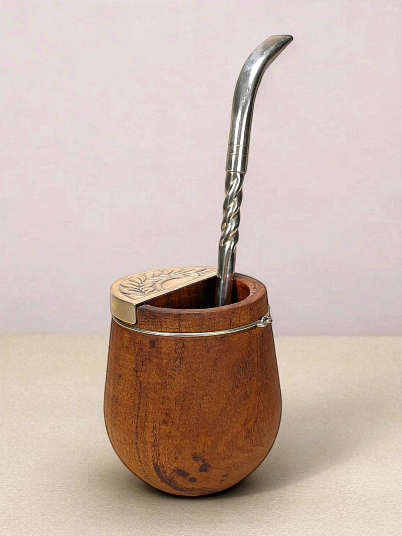 Petite calebasse à maté en bois artisanale. Modèle rare, surmonté d'un couvercle en alpaca gravé à la main.