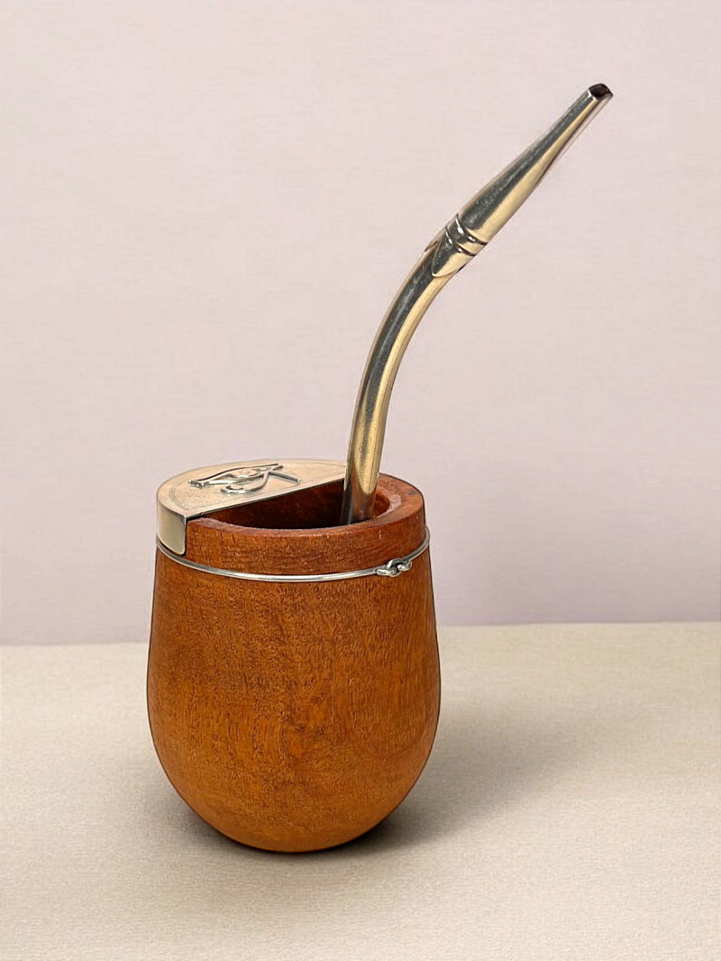 Petite calebasse à maté en bois artisanale. Modèle rare, surmonté d'un couvercle en alpaca gravé à la main.
