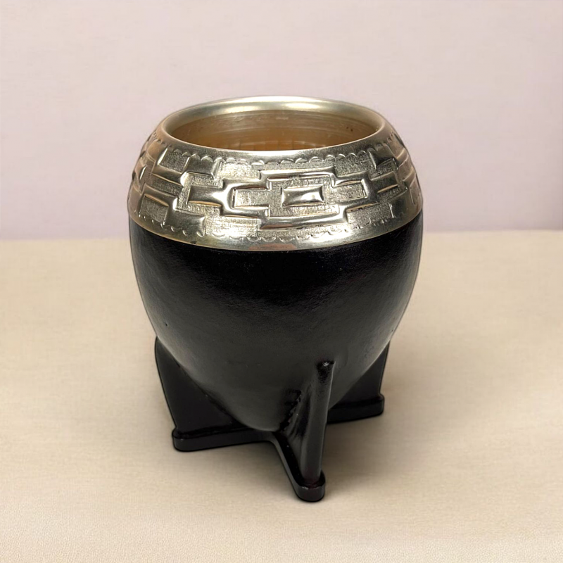 Handmade torpedo maté calabash. Extra thick calabash covered in black leather. Virola in alpaca hand-engraved by a Uruguayan craftsman.