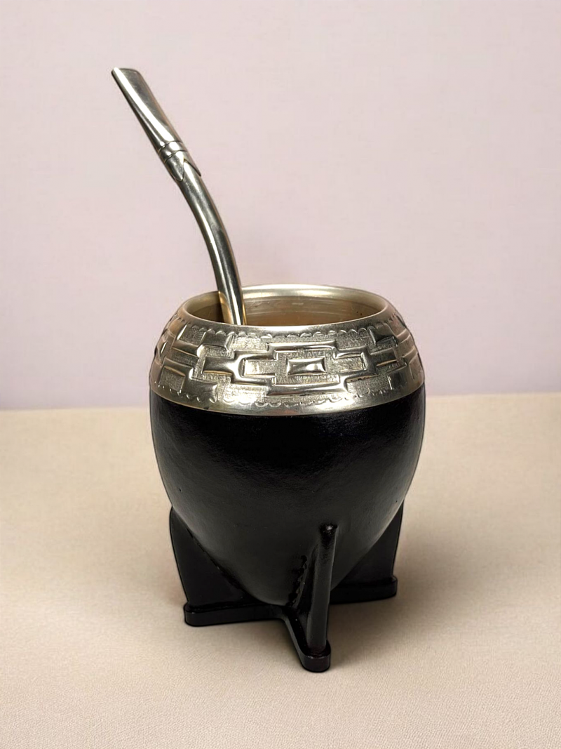 Handmade torpedo maté calabash. Extra thick calabash covered in black leather. Virola in alpaca hand-engraved by a Uruguayan craftsman.
