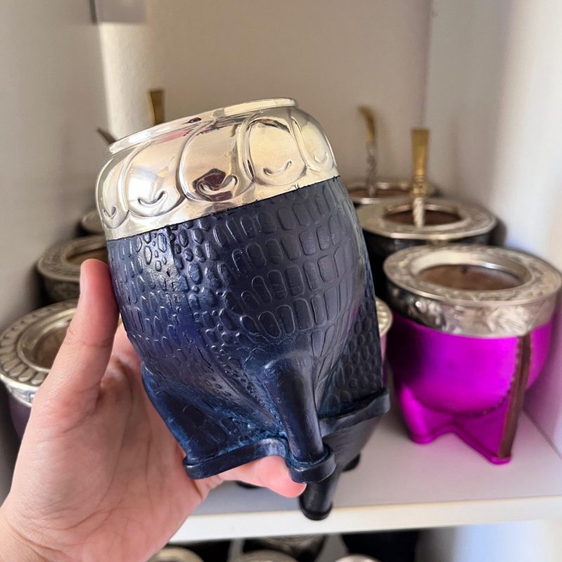 une calebasse à maté torpedo artisanale, cuir croco bleu