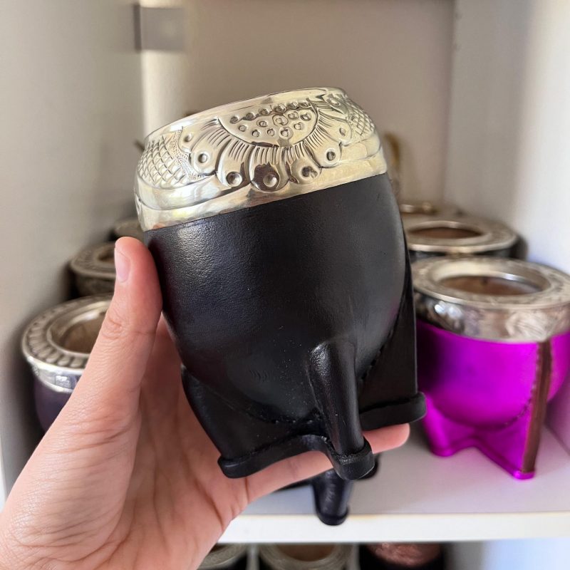 Mate de calabaza torpedo en cuero negro de alta gama. Su virola es en alpaca grabada a mano