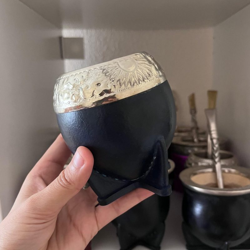 une calebasse à maté torpedo artisanale. Elle est recouverte de cuir blzu et renforcée d'une virola en alpaca gravée dans l'art Gaucho