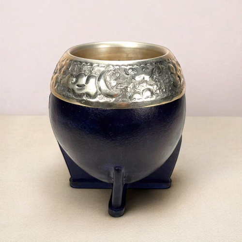 Handmade torpedo maté calabash. Extra thick calabash covered in midnight blue leather. Virola in alpaca hand-engraved by a Uruguayan craftsman.