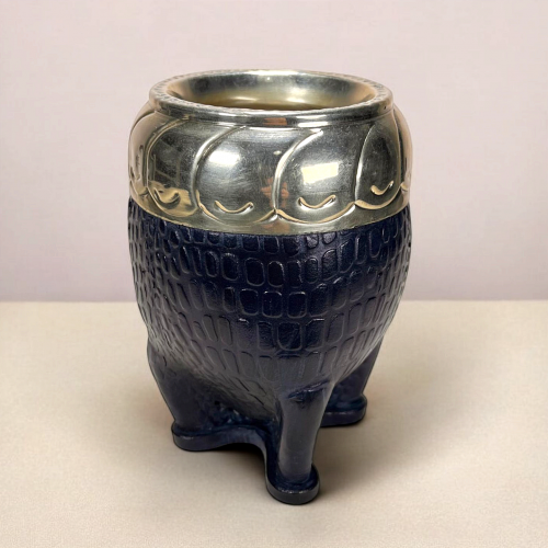Handmade torpedo maté calabash. Extra thick calabash covered in blue crocodile leather. Virola in alpaca hand-engraved by an Argentinian craftsman.