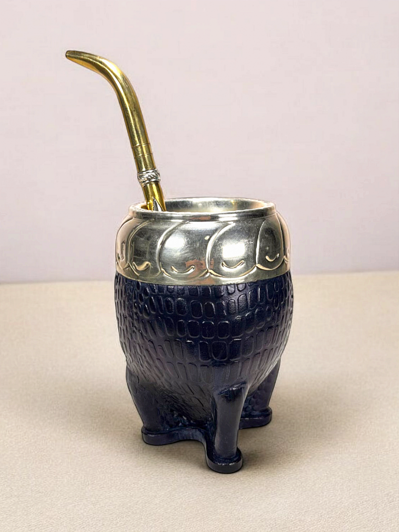 Handmade torpedo maté calabash. Extra thick calabash covered in blue crocodile leather. Virola in alpaca hand-engraved by an Argentinian craftsman.