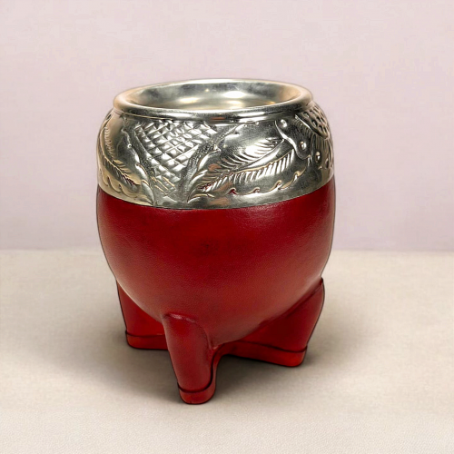 Handmade torpedo maté calabash. Extra thick calabash covered in burgundy leather. Virola in alpaca hand-engraved by an Argentinian craftsman.