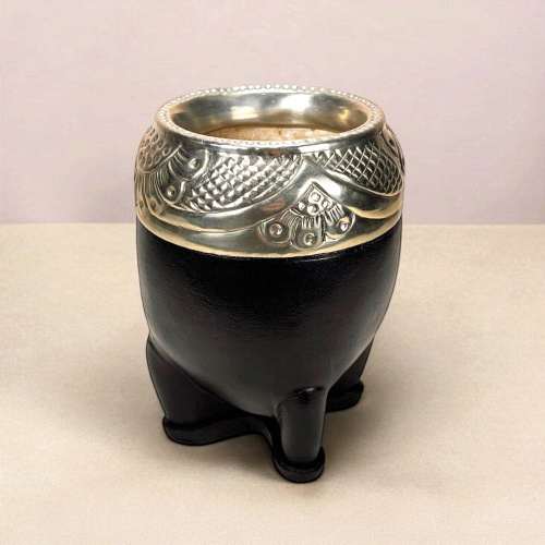 Handmade torpedo maté calabash. Extra thick calabash covered in black leather. Virola in alpaca hand-engraved by an Argentinian craftsman.