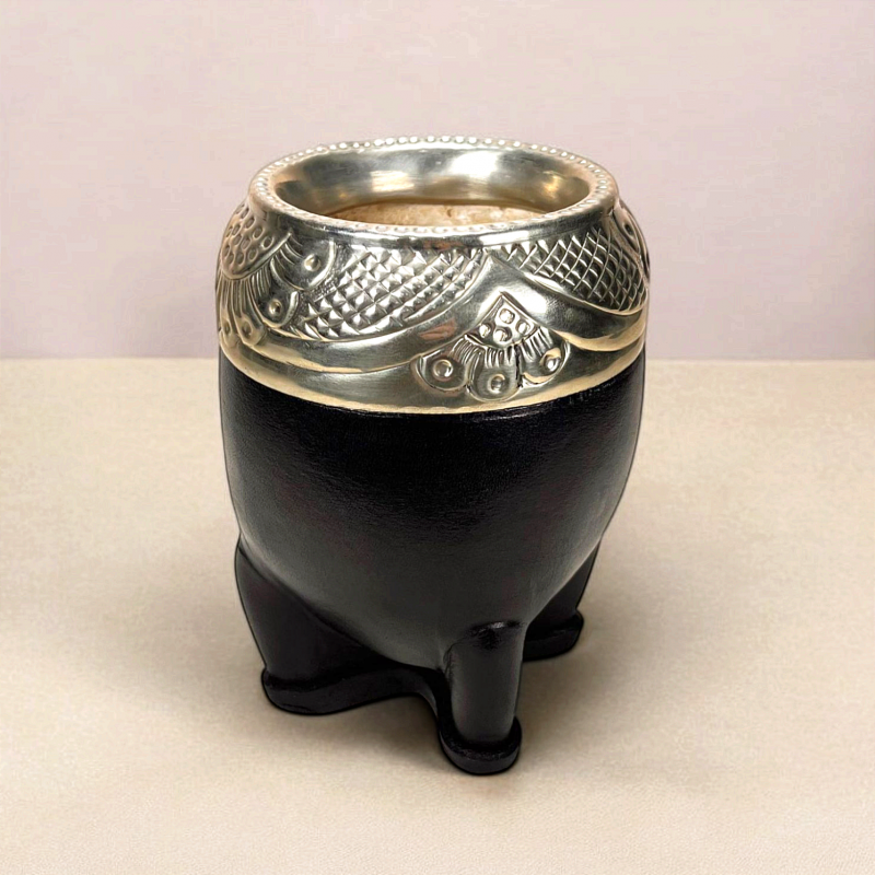 Mate de caabaza torpedo hecho a mano. Calabaza extra gruesa forrada en cuero negro. Virola en alpaca grabada a mano por un artesano argentino.