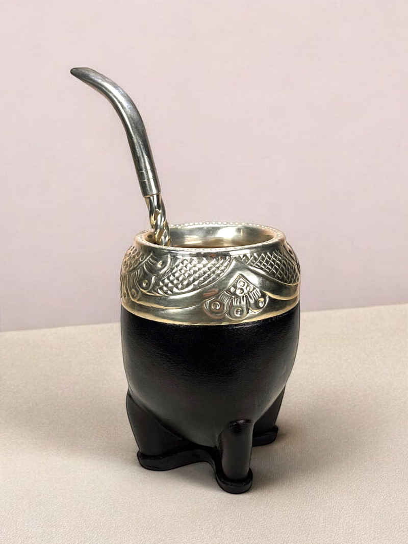 Mate de caabaza torpedo hecho a mano. Calabaza extra gruesa forrada en cuero negro. Virola en alpaca grabada a mano por un artesano argentino.