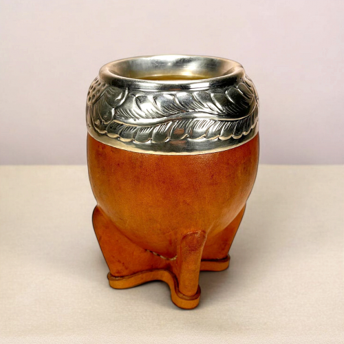 Handmade torpedo maté calabash. Extra thick calabash covered in beige leather. Virola in alpaca hand-engraved by an Argentinian craftsman.