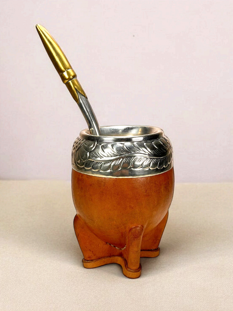 Calebasse à maté torpédo artisanale. Calebasse extra épaisse recouverte d'un cuir beige. Virola en alpaca gravée à la main par un artisan Argentin.